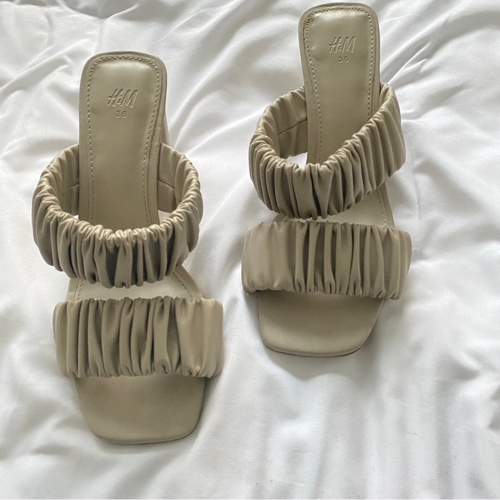 H&M Beige Ruched Slip In Block Heel Sandals - Picture 7 of 9